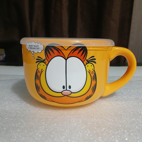 Silver Buffalo Garfield Never Trust a Smiling Cat Ceramic Soup Mug (NEW) - Picture 1 of 6